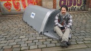 Max Bryan sitzt in einem Iglu für obdachlose Menschen. © picture alliance 