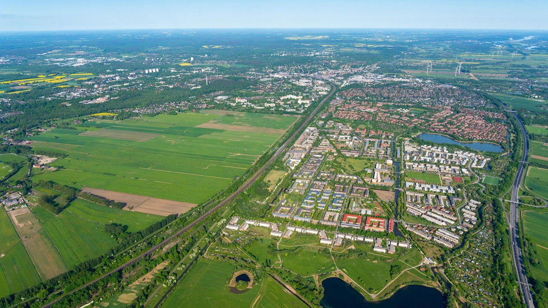 Blick aus der Luft auf das Gelände des neuen Hamburger Stadtteils Oberbillwerder (links von den Schienen).
