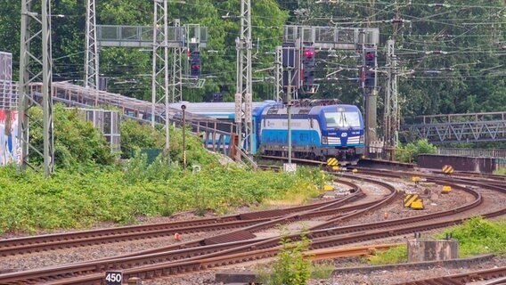 Ein Eurocity ist auf dem Weg von Hamburg-Altona nach Budapest liegengeblieben. Nahe des Bahnhofs Dammtor ist die Oberleitung abgerissen. © HamburgNews Foto: HamburgNews