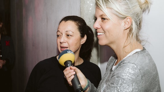 Mitra Kassai und Birgit Langhammer bei der Tanzveranstaltung "Oll inklusiv" © kukuun Foto: Jonas Krantz