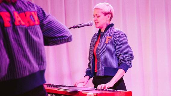 Die Band Franz Albers und Käpt’n Kruse bei der Tanzveranstaltung "Oll inklusiv". © kukuun Foto: Jonas Krantz