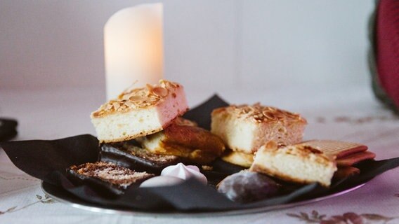 Kuchen auf einem Teller bei der Tanzveranstaltung "Oll inklusiv". © kukuun Foto: Jonas Krantz