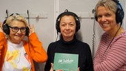 Birgit Langhammer (rechts im Bild) mit Mitra Kassai (Mitte) und Karla Wehrle im Studio.  Foto: Nils Kinkel