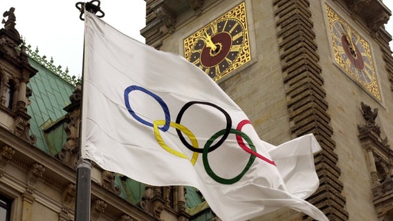 Die Olympische Flagge weht vor dem Hamburger Rathaus. © dpa Foto: Ulrich Perrey