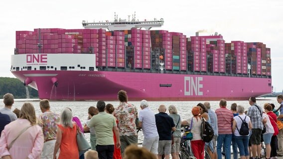 Die "One Innovation" läuft im Hamburger Hafen ein. © picture alliance/dpa/Bodo Marks Foto: Bodo Marks