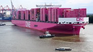 Das Containerschiff "One Innovation" wird auf der Elbe im Hamburger Hafen gedreht. © picture alliance/dpa/Bodo Marks Foto: Bodo Marks