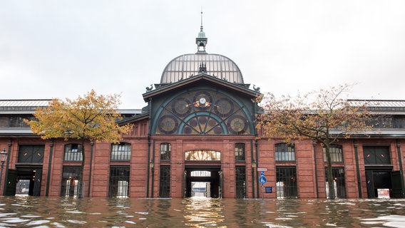 Am 29.10.2017 ist der Hamburger Fischmarkt wegen des Sturmtiefs "Herwart" überschwemmt. © dpa - Bildfunk Foto: Daniel Bockwoldt/dpa
