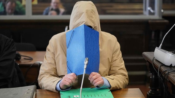 Der angeklagte Michael Osterburg sitzt zu Beginn des Prozesses wegen gewerbsmäßiger Untreue im Sitzungssaal im Strafjustizgebäude. © Marcus Brandt/dpa 