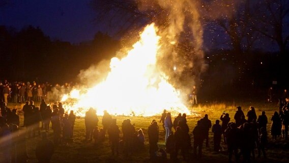 Ein Osterfeuer in Hamburg am Gründonnerstag 2023. © picture alliance /ABB 