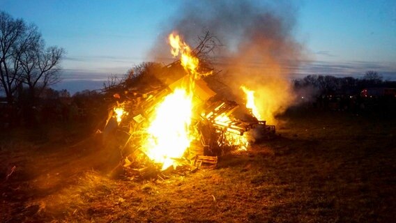 Ein Osterfeuer brennt in Hamburg. (Archivfoto) © picture alliance /ABB 