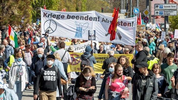 Teilnehmer des Hamburger Ostermarschs mit einem Transparent mit der Aufschrift "Kriege beenden! Abrüsten". © picture alliance / dpa Foto: Markus Scholz
