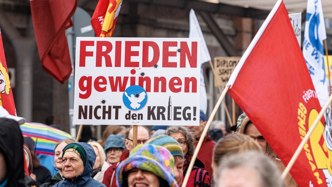 Ostermarsch in Hamburg: „Lernfähig statt kriegstüchtig“
