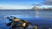 Blick auf die Seeschlösschenbrücke in der Ostsee in Timmendorfer Strand. © CHROMORANGE Foto: Christian Ohde