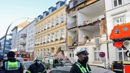 Polizisten stehen vor einem Haus im Hamburger Stadtteil Ottensen, dessen Fassade eingestürzt ist. © picture alliance / dpa Foto: Bodo Marks