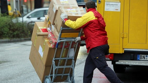 Ein Paketzusteller liefert in Hamburg Pakete aus. © Malte Christians 