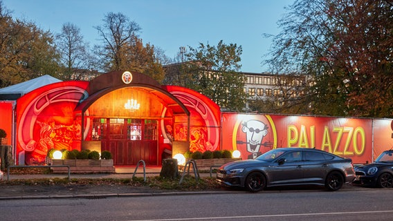 Blick auf das "Palazzo-Zelt von Cornelia Poletto in Hamburg. © picture alliance/dpa Foto: Georg Wendt