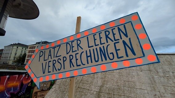 Protestaktion wegen Baulücke © NDR Foto: Screenshot