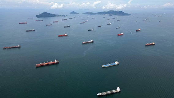 Schiffe warten auf die Einfahrt in den Panamakanal. © picture alliance/dpa Foto: Mauricio Valenzuela
