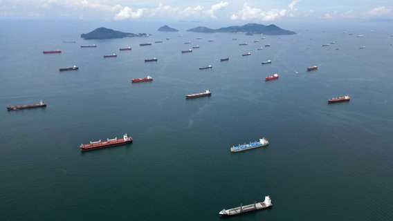 Schiffe warten auf die Einfahrt in den Panamakanal. © picture alliance/dpa Foto: Mauricio Valenzuela