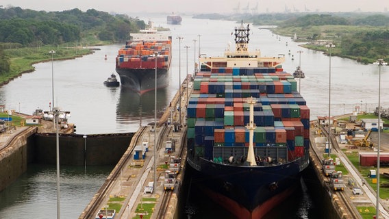 Containerschiffe fahren vom Atlantik aus in den Panamakanal ein. (Archivfoto) © IMAGO / Design Pics 
