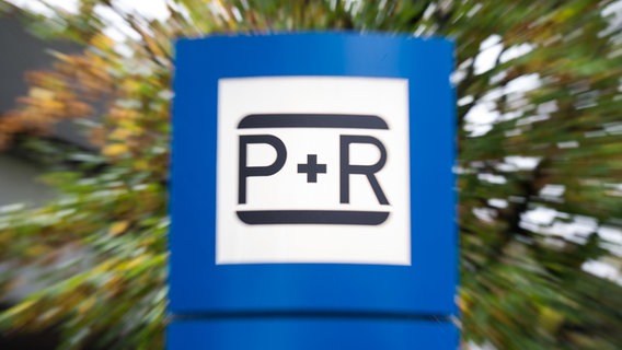 Das Logo einer Park+Ride-Anlage an der Hamburger S-Bahn-Station Elbgaustraße © picture alliance Foto: Daniel Reinhardt