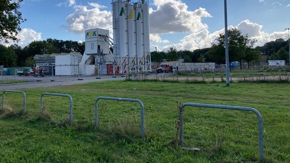 Blick vom Parkplatz Braun auf ein Betonmischwerk, das sich gerade im Aufbau befindet. © Autobahn GmbH 
