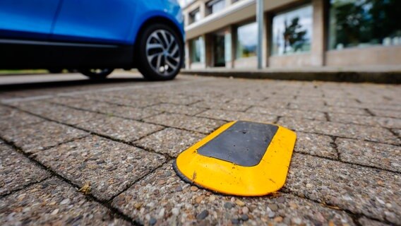 Parkplatzsensor im Ruhrgebiet. Auch in Hamburg könnte diese Technik eingesetzt werden. © picture alliance / Rupert Oberhäuser | Rupert Oberhäuser Foto: Rupert Oberhäuser