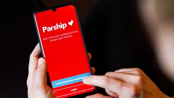 Das Logo des Datingportals Parship ist auf dem Display eines Smartphones zu sehen. © picture alliance / Andreas Franke Foto: Andreas Franke