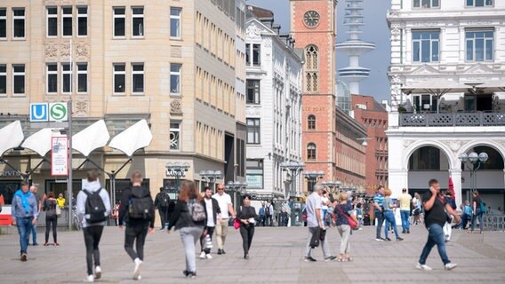 Passanten auf dem Rathausmarkt. © picture alliance/dpa | Jonas Walzberg Foto: Jonas Walzberg