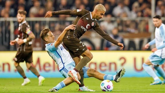Spielszene aus der Partie FC St Pauli gegen Schalke 04. © picture alliance/dpa Foto: Philipp Szyza