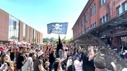 St.-Pauli-Fans feiern den Aufstieg ihrer Mannschaft in die erste Liga. © NDR/Screenshot 