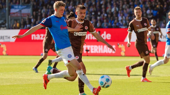 Szene aus der Bundesliga-Partie Holstein Kiel gegen FC St. Pauli © picture alliance/dpa Foto: Frank Molter