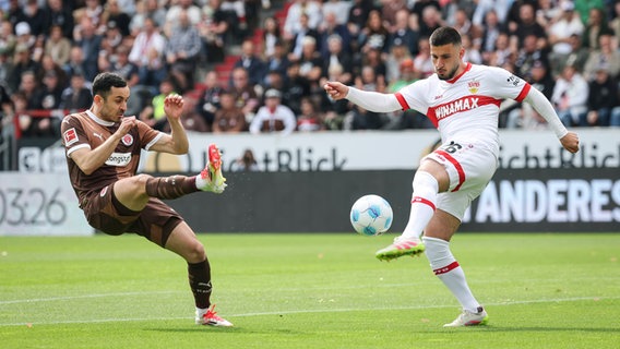 Fußball: Bundesliga, FC St. Pauli - VfB Stuttgart, 32. Spieltag, Millerntor-Stadion, St. Paulis Manolis Saliakas (l) und Stuttgarts Deniz Undav im Kampf um den Ball. © picture alliance/dpa | Christian Charisius Foto: Christian Charisius