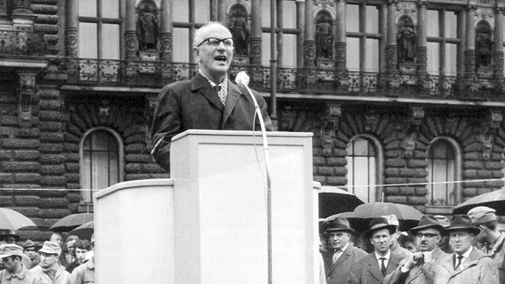 Paul Nevermann (SPD) im Jahre 1962 © dpa - Bildarchiv Foto: Lothar Heidtmann
