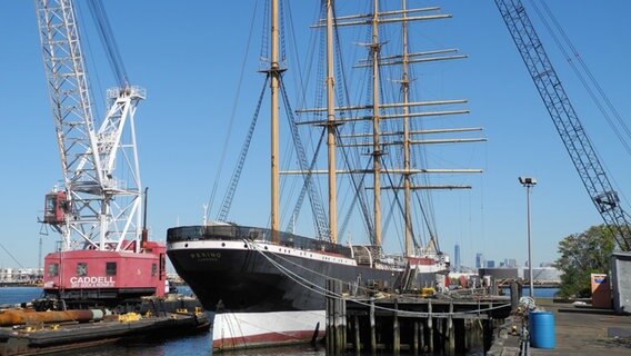 Das Museumsschiff "Peking" vor seiner Reise von New York nach Hamburg. © dpa-Bildfunk Foto: Johannes Schmitt-Tegge