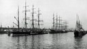 Die Großsegler "Priwall", Padua" und "Peking" 1928 im Hamburger Hafen. © akg 