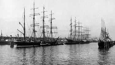 Die Großsegler "Priwall", Padua" und "Peking" 1928 im Hamburger Hafen. Die Großsegler "Priwall", Padua" und "Peking" 1928 im Hamburger Hafen. © akg