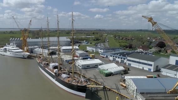 Die Peking liegt in der Peters-Werft.  