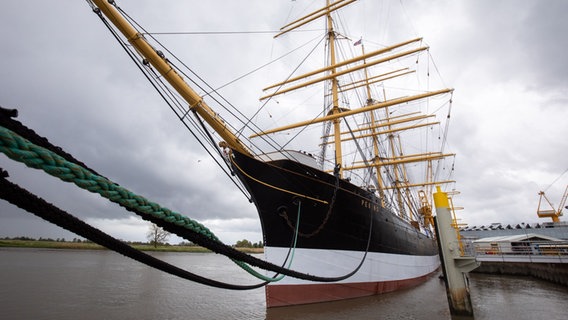 Die Viermastbark "Peking" liegt an der Pier der Peters Werft. Am Freitag wurde der 1911 gebaute Frachtsegler nach aufwendigen Restaurierungsarbeiten an die Stiftung Historische Museen Hamburg (SHMH) übergeben.