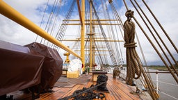 Blick über das Deck der Viermastbark "Peking" auf der Peters Werft. Am Freitag wurde der 1911 gebaute Frachtsegler nach aufwendigen Restaurierungsarbeiten an die "Stiftung Historische Museen Hamburg" (SHMH) übergeben. © picture alliance/dpa Foto: Christian Charisius