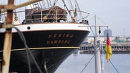 "Peking Hamburg" steht am Heck der Viermastbark "Peking" im Deutschen Hafenmuseum. © Marcus Brandt/dpa 