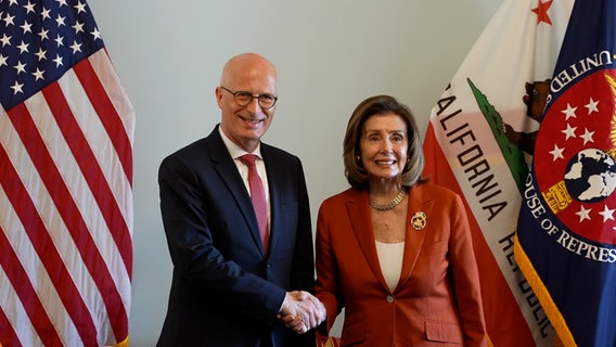 Bundesratspräsident und Hamburgs Erster Bürgermeister Peter Tschentscher bei einem Treffen mit US-Politikerin Nancy Pelosi. © NDR Foto: Frederike Burgdorf