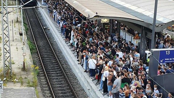 Pendler stehen an einem voll besetzten Bahnsteig. © NDR Foto: Christoph Büttner