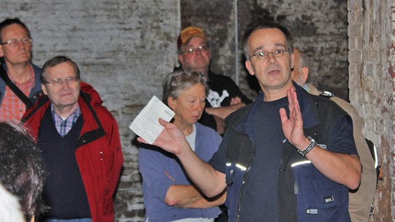 Ronald Rossig erläutert Besuchern die Geschichte des Pesthofkellers in St. Pauli. © NDR Foto: Daniel Sprenger