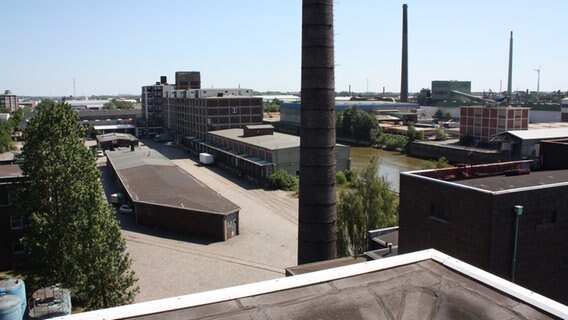 Blick vom Dach der chemischen Fabrik auf das Zentrallager am Hove-Kanal © NDR.de Foto: Marc-Oliver Rehrmann