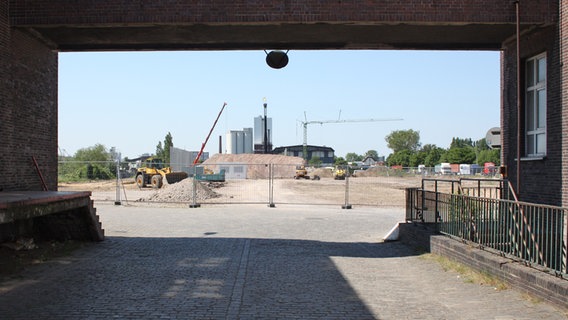 Der Platz auf dem Peute-Gelände, wo zwei Nebengebäude abgerissen wurden © NDR.de Foto: Marc-Oliver Rehrmann