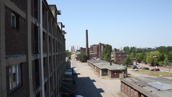 Die Fassade des Zentrallagers und das GEG-Gelände auf der Peute © NDR.de Foto: Marc-Oliver Rehrmann