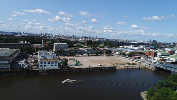 Blick aus der Luft auf das neue Industriegebiet Peute Dock mit dem entstehenden Firmensitz von Ek Robotics. © Family Value 
