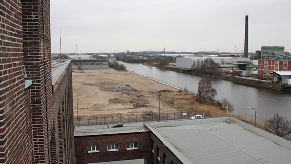 Blick von der chemischen Fabrik auf den früheren Standort des Zentrallagers auf dem ehemaligen GEG-Gelände in Hamburg  Foto: Marc-Oliver Rehrmann