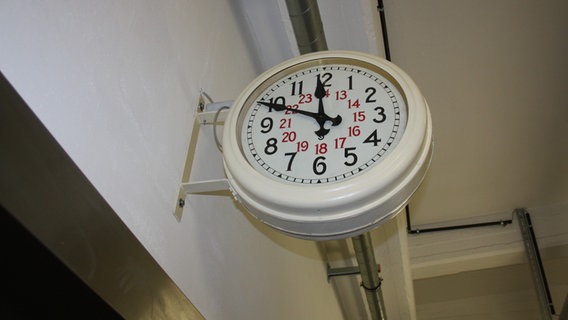 Eine alte Uhr in der chemischen Fabrik auf dem ehemaligen GEG-Gelände in Hamburg  Foto: Marc-Oliver Rehrmann